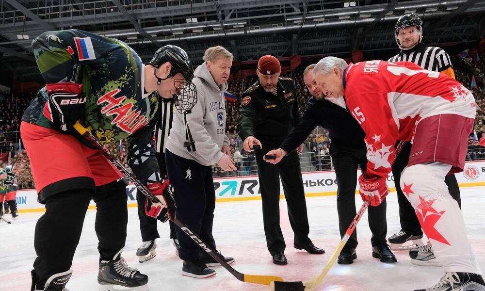 Товарищеский матч между командами «Легенды хоккея» и «Команда героев» прошел в Балашихе