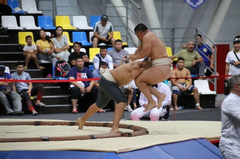 Монгольский сумоист чемпион